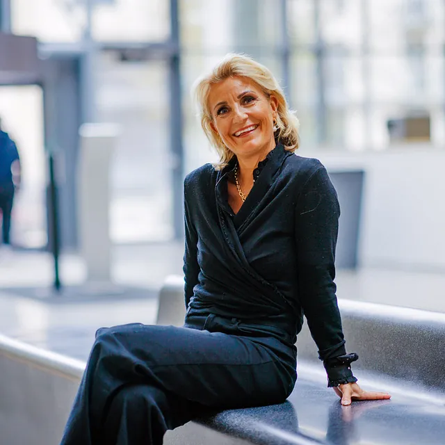 Smilende dame i blå genser