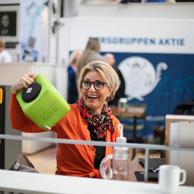 Smilende dame med oransje genser