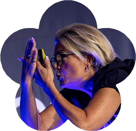 Smilende dame holder opp en grønn boks