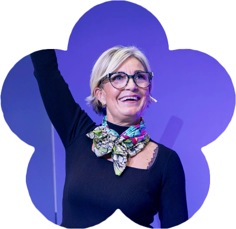 Smilende dame holder opp en utmerkelse